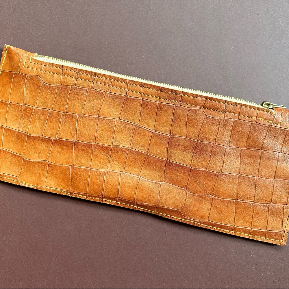 ROYAL HIPPIE CLUTCH ๐๏ธ - Picture 4 of 9